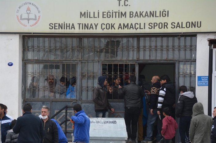 İzmir'de sığınmacılar spor salonunu ateşe verdi