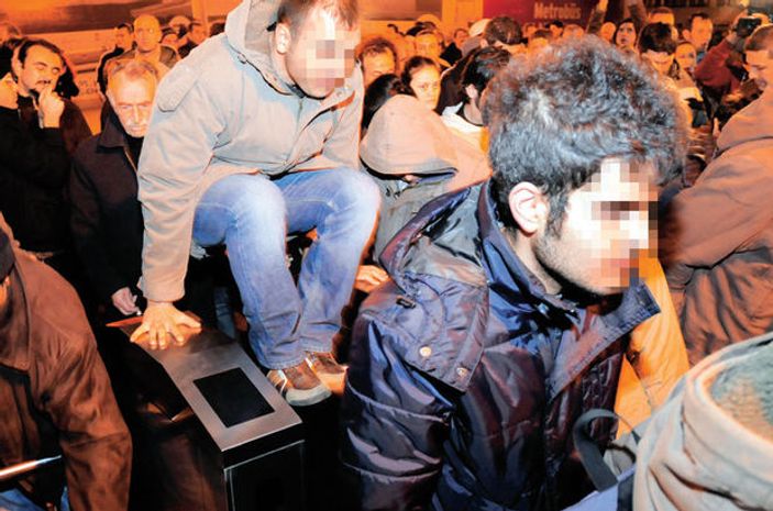 Metrobüste toplu kaçağa dava