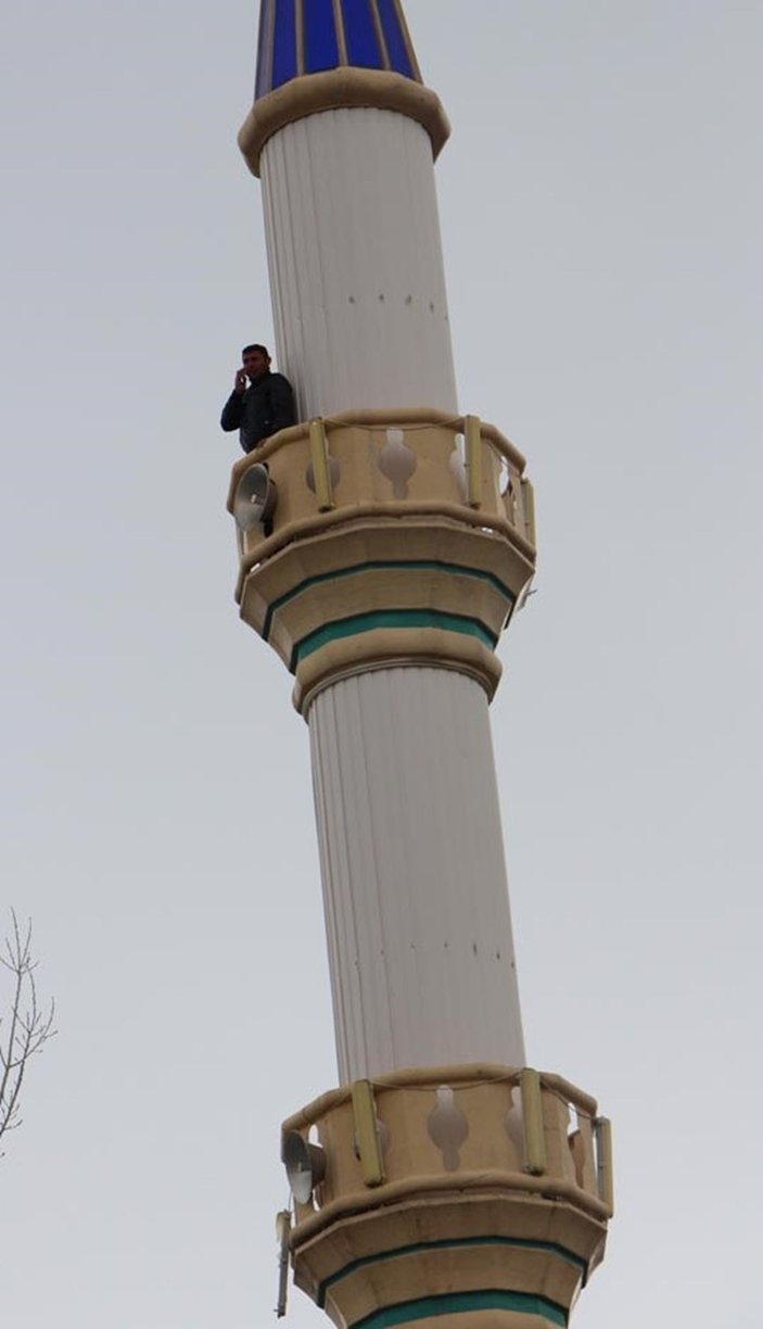 Köylüler telefonla konuşmak için minareye çıkıyor