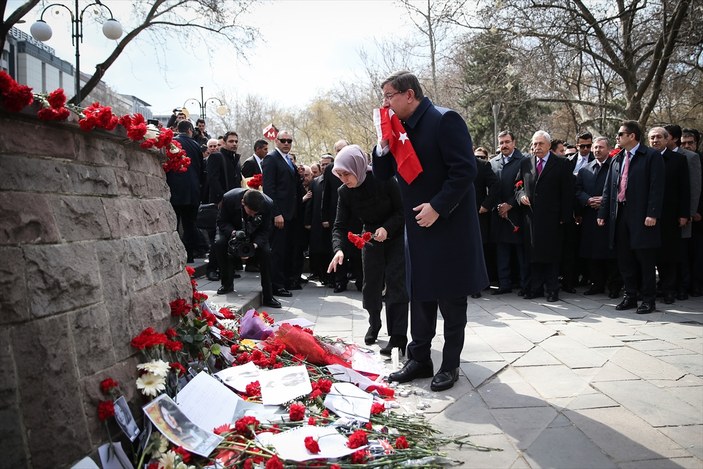 Davutoğlu Ankara saldırısının olduğu yere karanfil bıraktı