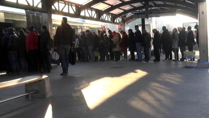 Avcılar'da metrobüste oturmak isteyenler kuyruğa girdi