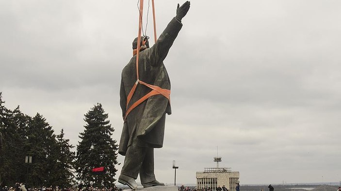 Ukrayna’nın en büyük Lenin heykeli söküldü