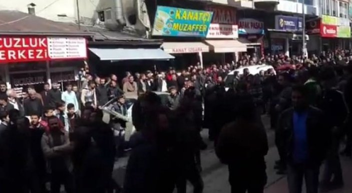 PKK yandaşları Cuma namazında eylem yaptı