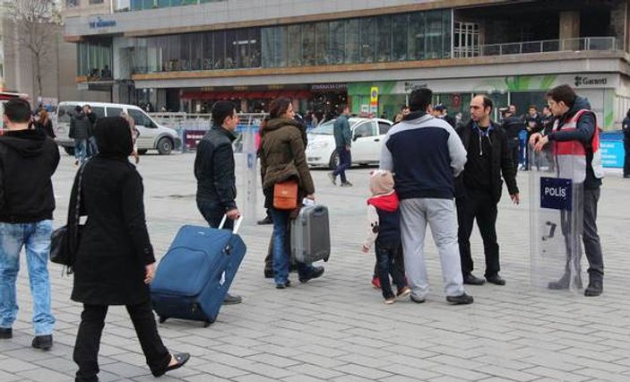 Turistler İstiklal Caddesi'ndeki otellerinden ayrılıyor