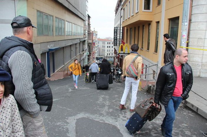 Turistler İstiklal Caddesi'ndeki otellerinden ayrılıyor