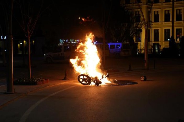 Alkollü yakalanan sürücü motosikletini ateşe verdi