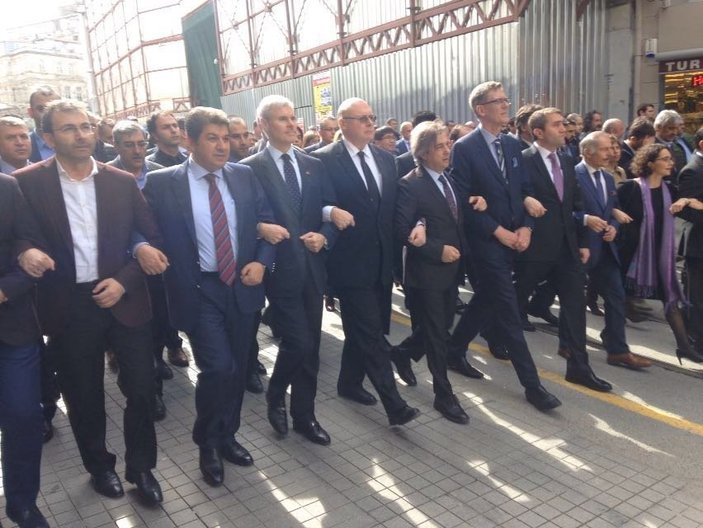 İstanbul'da konsoloslar teröre karşı yürüdü