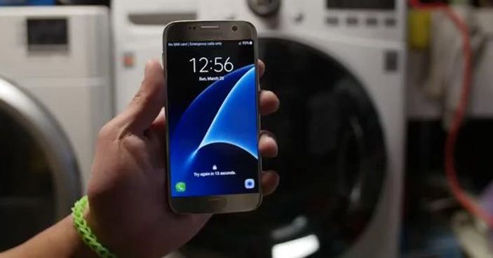 Galaxy S7'yi çamaşır makinesinde yıkadılar