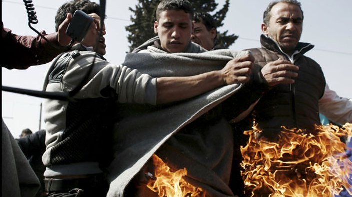 Makedonya sınırında bekleyen 2 mülteci kendisini yaktı