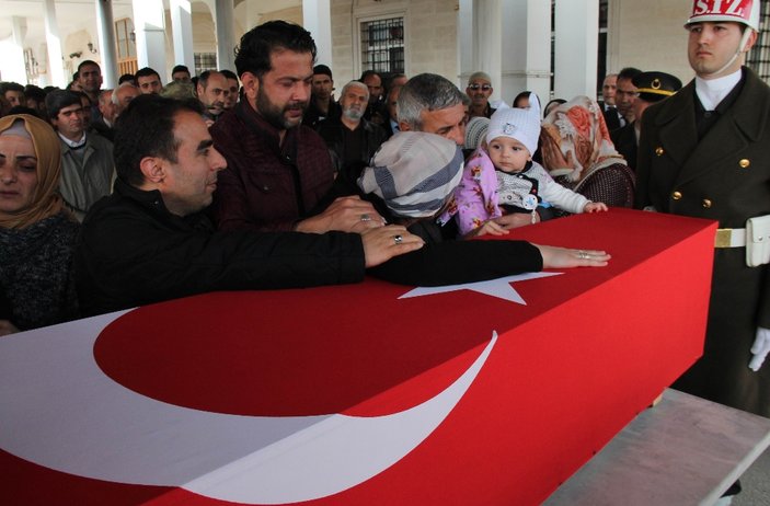 Şehit eşini 9 aylık bebeğiyle uğurladı