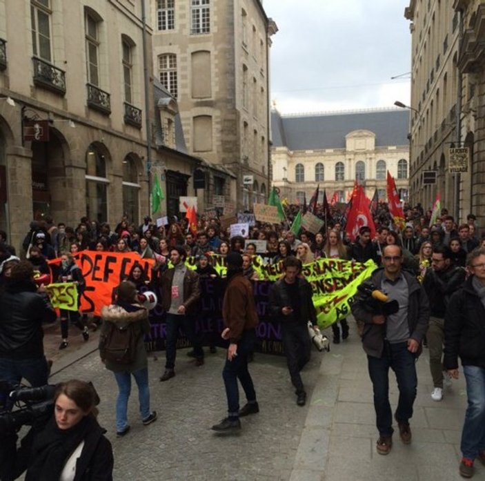 Paris ve Toulouse'da hükümet protesto edildi