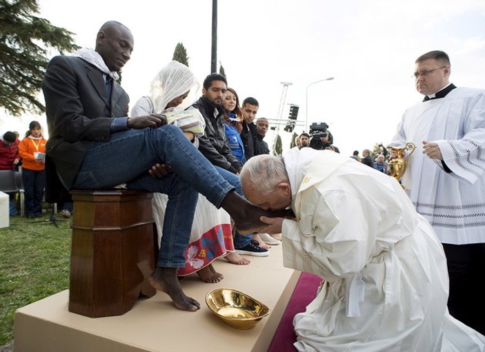 Papa Franciscus göçmenlerin ayaklarını yıkayıp öptü