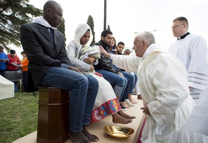 Papa Franciscus göçmenlerin ayaklarını yıkayıp öptü