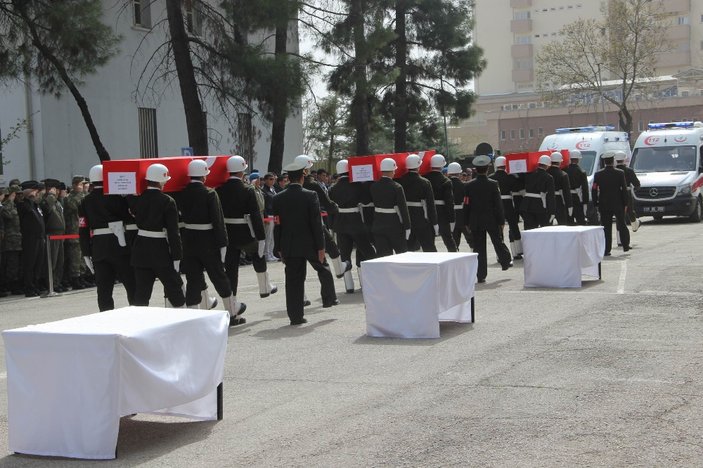 Lice şehitlerini yaralı silah arkadaşları uğurladı