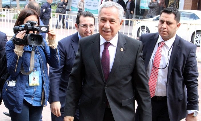 Başbakan Davutoğlu cuma namazını Bülent Arınç'la kıldı