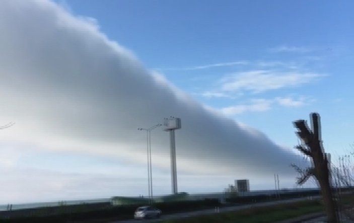 Gökyüzünde boru şeklinde sis bulutu