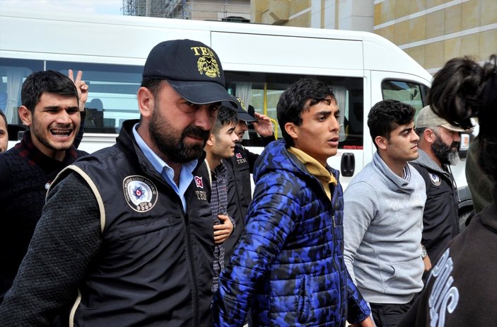 Sur ve Cizre’de hendek kazan teröristler yakalandı