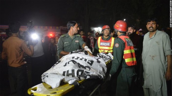 Pakistan'da lunaparkta bombalı saldırı: 65 ölü