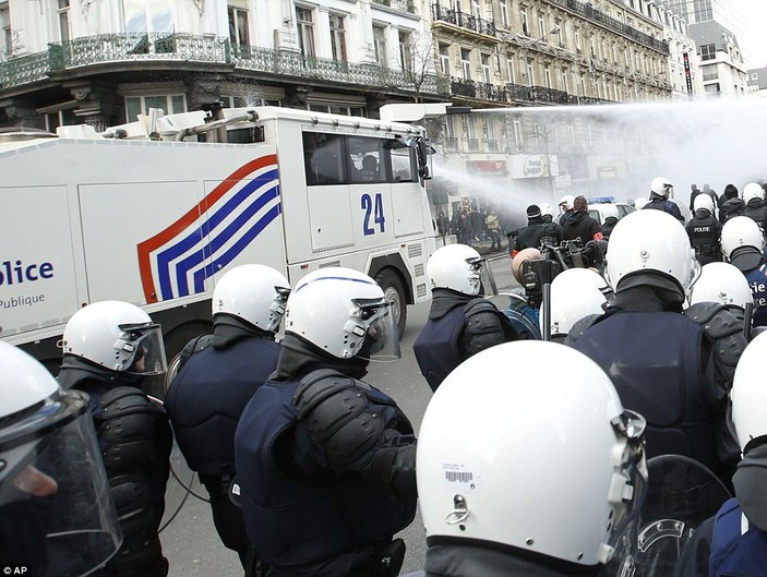 Brüksel'de protestoya polis müdahalesi