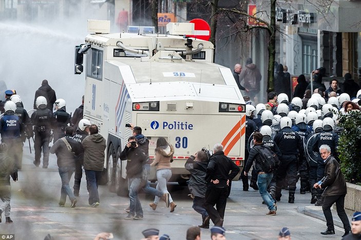 Brüksel'de protestoya polis müdahalesi