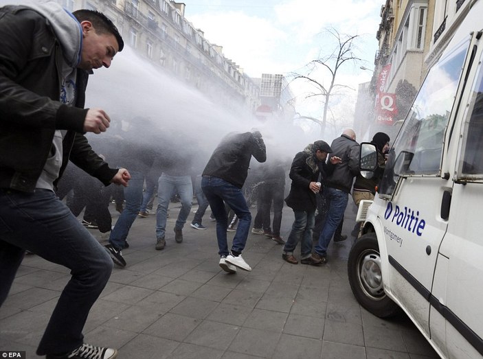 Brüksel'de protestoya polis müdahalesi