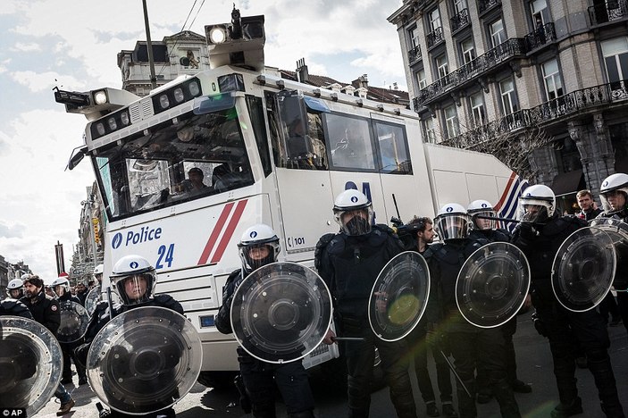 Brüksel'de protestoya polis müdahalesi