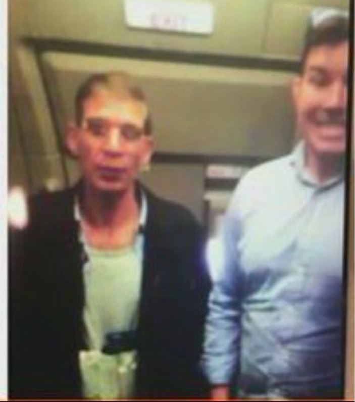 Kaçırılan yolcular hava korsanıyla selfie çektirdi