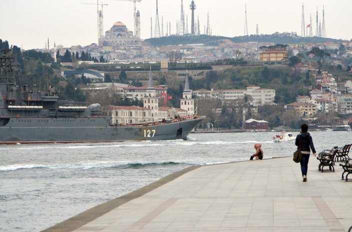 Rus savaş gemisi İstanbul Boğazı’ndan geçti