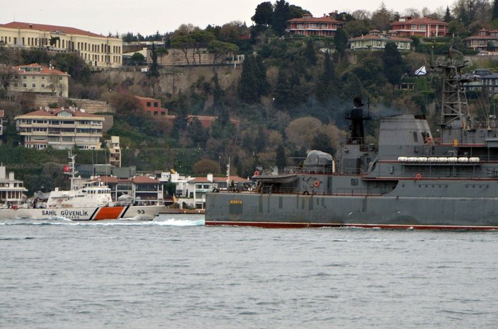 Rus savaş gemisi İstanbul Boğazı’ndan geçti