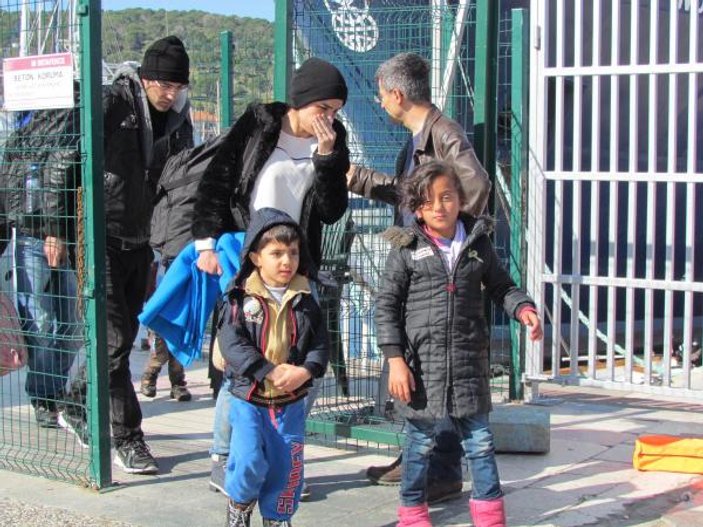 Çeşme'de lastik botta 44 Suriyeli mülteci yakalandı