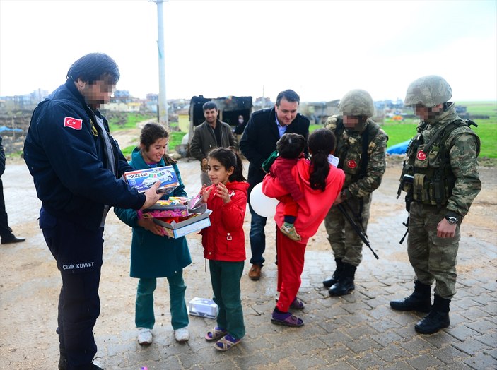 Şırnak'ta terör mağduru çocukların oyuncak sevinci