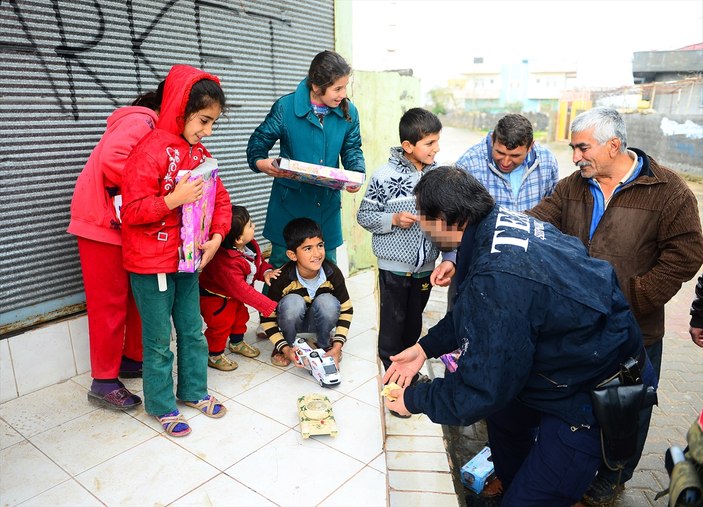 Şırnak'ta terör mağduru çocukların oyuncak sevinci