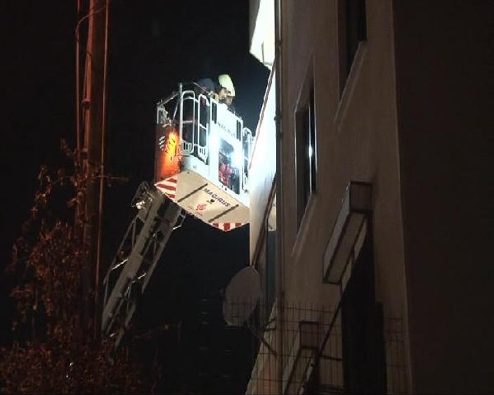 7 katlı binanın girişi çöktü: 40 kişi mahsur kaldı