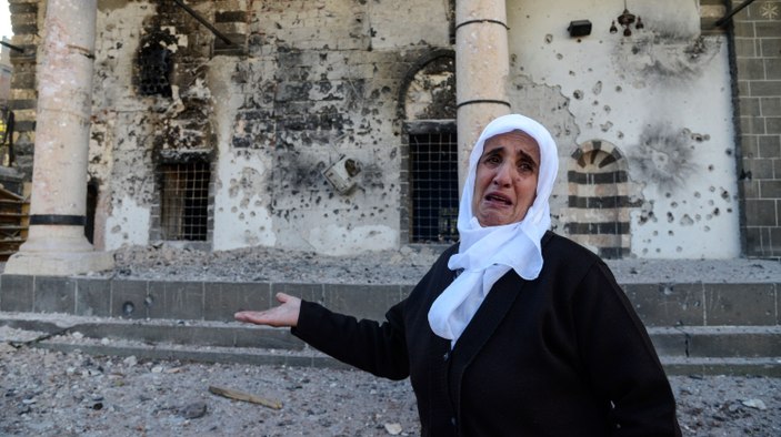 Davutoğlu cami yanınca ağlayan kadını unutmadı