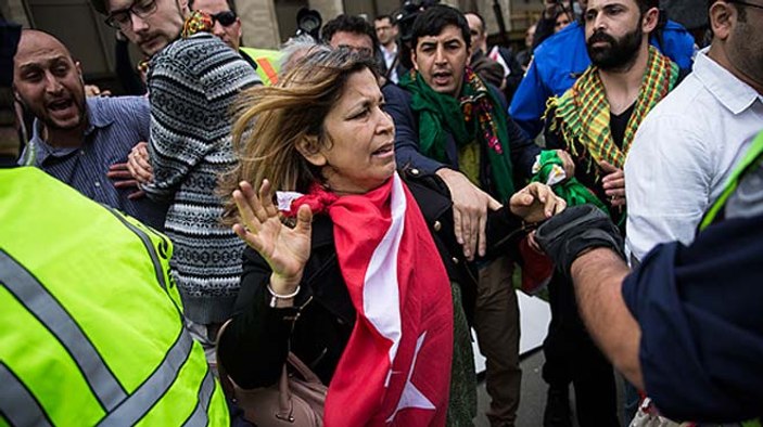 ABD'de PKK destekçileri Türk bayraklı kadına saldırdı