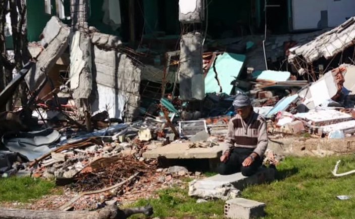 Teröristlerin enkaza dönüştürdüğü evinde namaz kılıyor