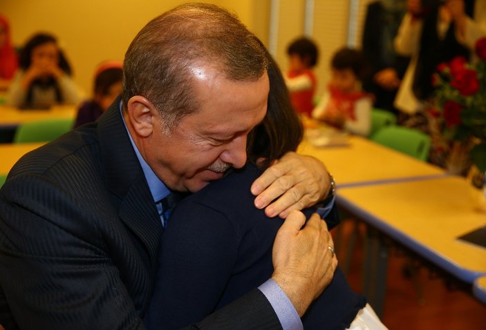 Küçük kızın Sezai Karakoç şiiri Erdoğan'ı duygulandırdı