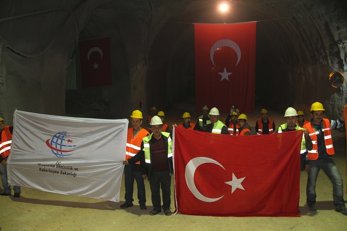 Binali Yıldırım Ilgaz Dağı Tüneli'ne son kazmayı vurdu