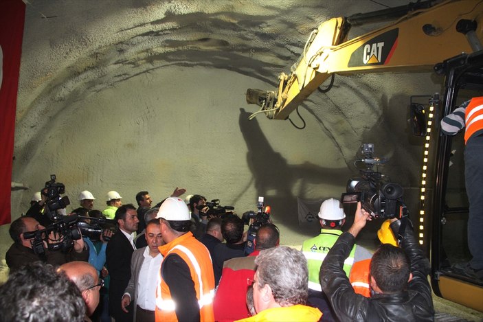 Binali Yıldırım Ilgaz Dağı Tüneli'ne son kazmayı vurdu