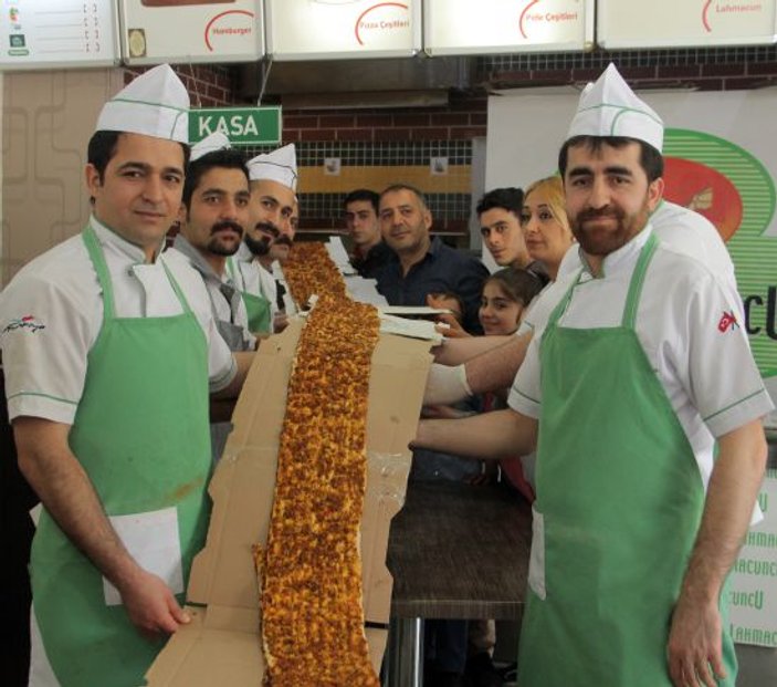 Elazığ'da 23 metrelik lahmacunla rekor denemesi