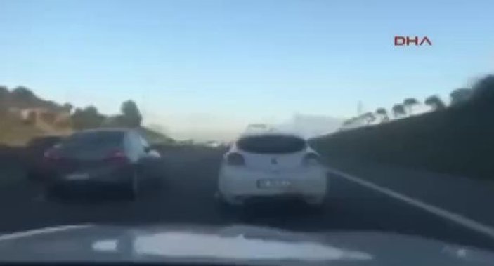 İki sürücünün TEM Otoyolu'ndaki ölüm oyunu kamerada
