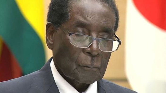 Zimbabve lideri Mugabe ayakta uyudu