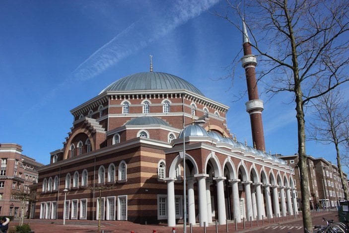 Amsterdam'daki Ayasofya Camii hizmete sunuldu
