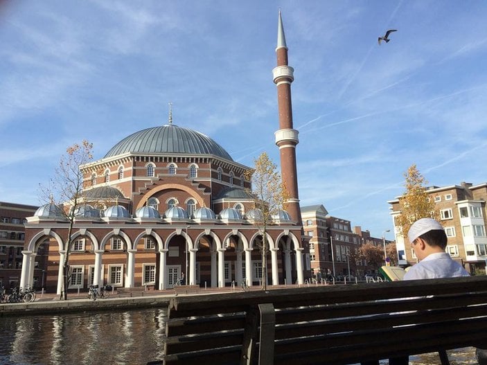 Amsterdam'daki Ayasofya Camii hizmete sunuldu