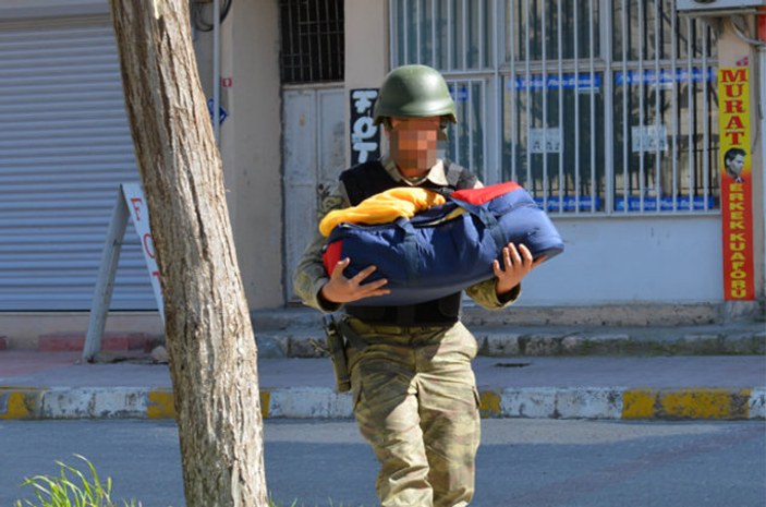 Bebekli ailenin tahliyesinde asker şefkati