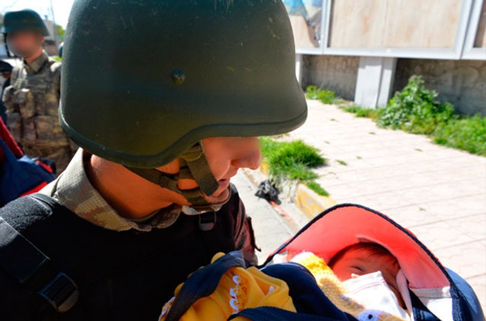 Bebekli ailenin tahliyesinde asker şefkati