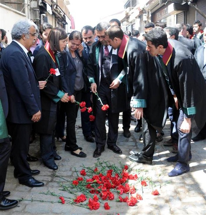 CHP ve HDP'li vekiller Tahir Elçi'nin vurulduğu sokakta buluştu