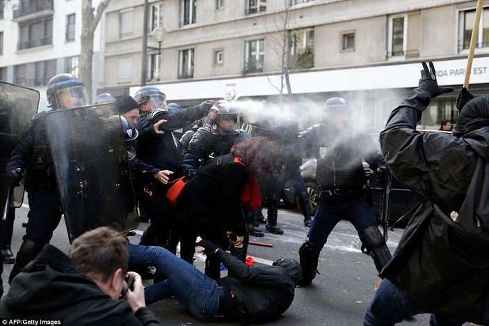 Paris'in kırmızı fularlı kızına biber gazı