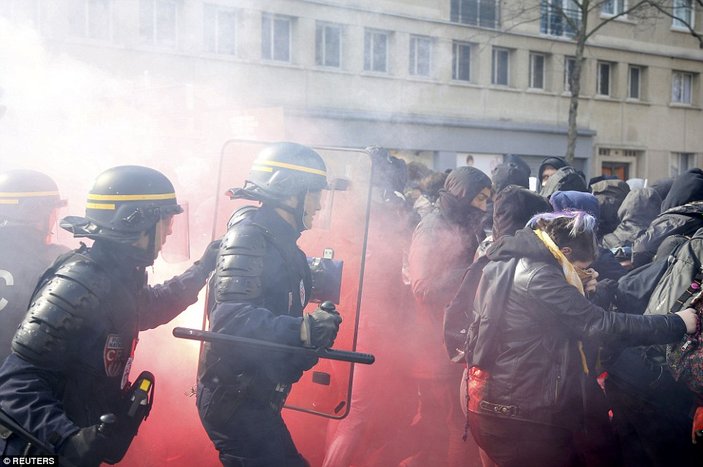 Paris'in kırmızı fularlı kızına biber gazı