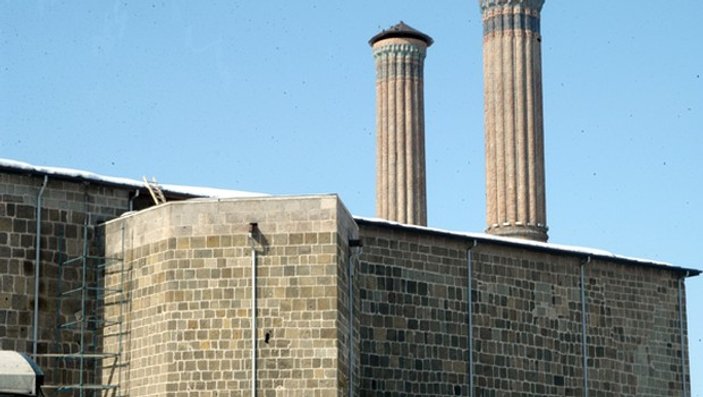 Çifte Minareli Medrese'ye boru döşediler